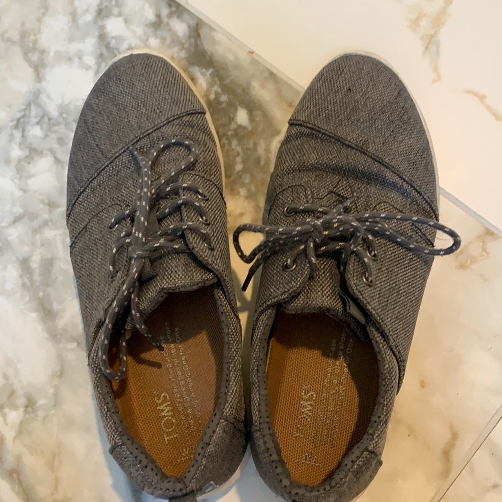 TOMS delray dark gray tweed like tennis shoe 7